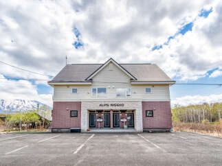This charming Alps Niseko property boasts a spacious parking lot, perfect for guests arriving by car.