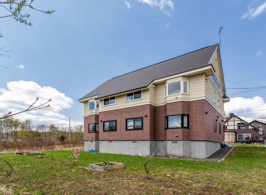 This stunning house boasts a spacious design with large windows, offering abundant natural light.