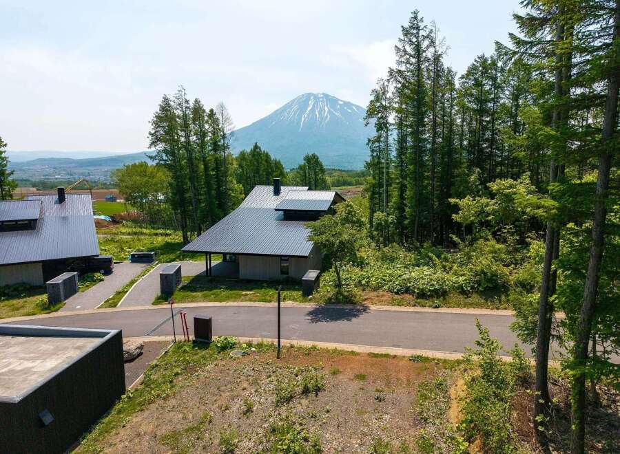 Mountain View Luxury Home with Private Driveway: This stunning property boasts breathtaking views of a majestic mountain, offering a serene escape in a tranquil setting.