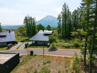 Mountain View Luxury Home with Private Driveway: This stunning property boasts breathtaking views of a majestic mountain, offering a serene escape in a tranquil setting.