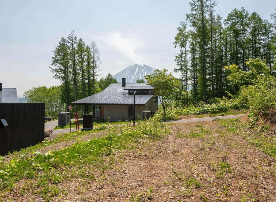 Mountain View Home: This stunning property boasts breathtaking views of a majestic mountain, creating a serene and picturesque living environment.
