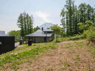 Mountain View Home: This stunning property boasts breathtaking views of a majestic mountain, creating a serene and picturesque living environment.