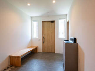 This modern entryway boasts a minimalist design with clean lines and a neutral color palette.