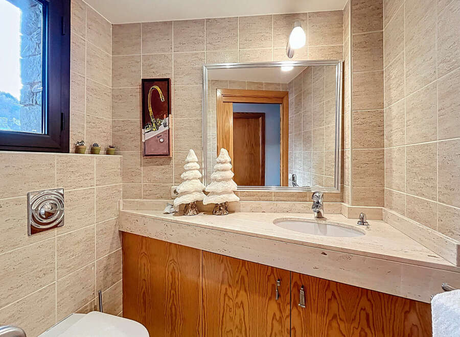 This stunning bathroom features a modern design with a touch of elegance.