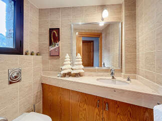 This stunning bathroom features a modern design with a touch of elegance.
