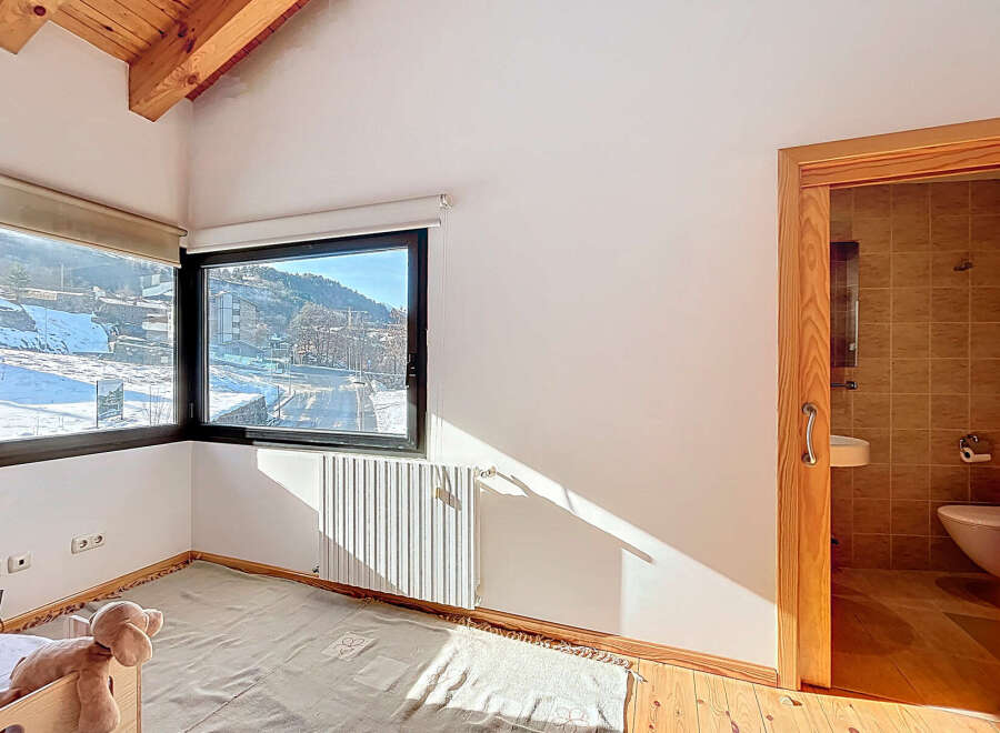 Discover this charming property featuring a bright bedroom with stunning views.