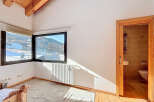 Discover this charming property featuring a bright bedroom with stunning views.