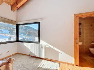 Discover this charming property featuring a bright bedroom with stunning views.