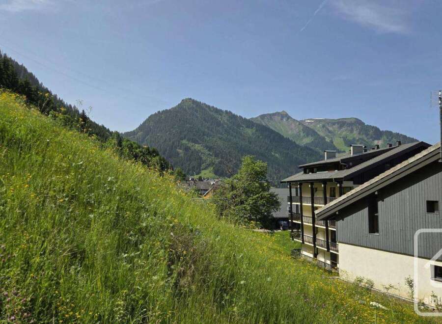 Discover this stunning chalet nestled in the heart of the French Alps, boasting breathtaking mountain views and a tranquil setting.