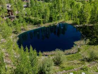 This secluded mountain property boasts a stunning private pond, perfect for enjoying the tranquility of nature.