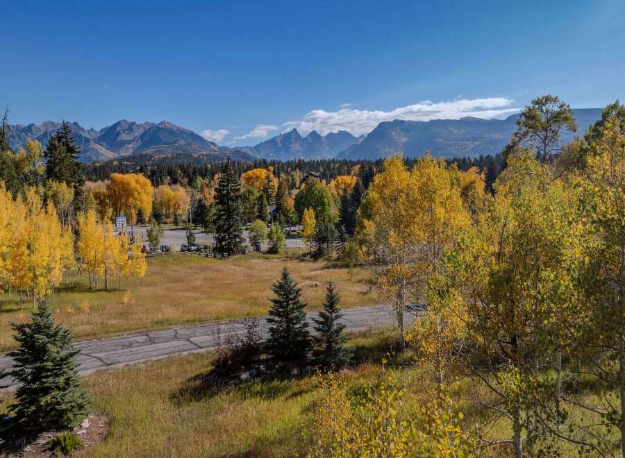 Discover the beauty of this stunning property, nestled in a picturesque landscape.