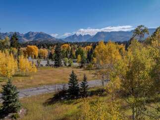Discover the beauty of this stunning property, nestled in a picturesque landscape.