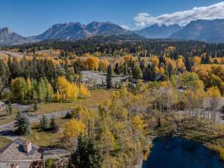 Discover the beauty of this stunning property nestled in a picturesque mountain setting.