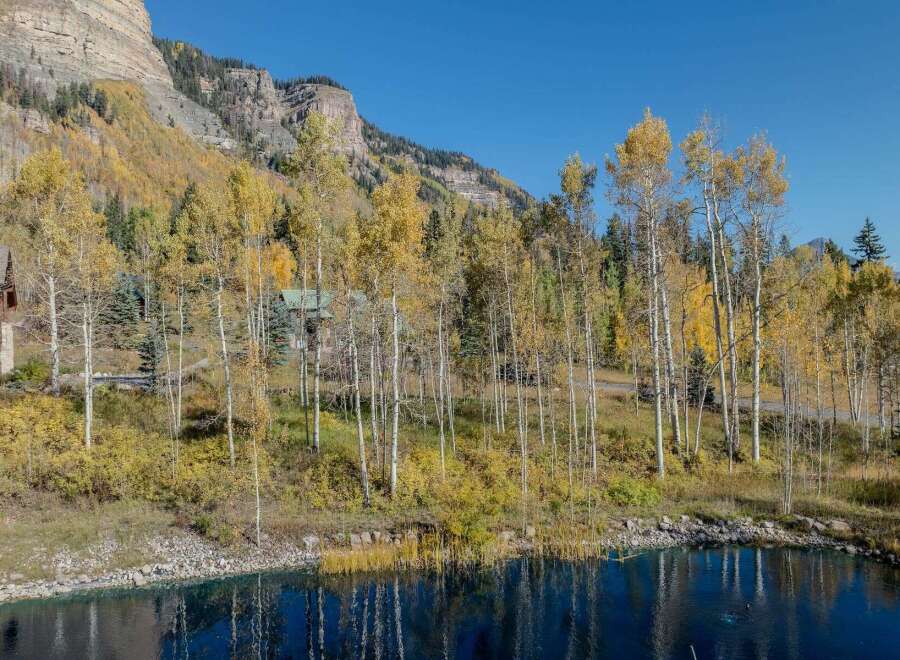 Discover a stunning mountain retreat nestled amidst the beauty of nature.