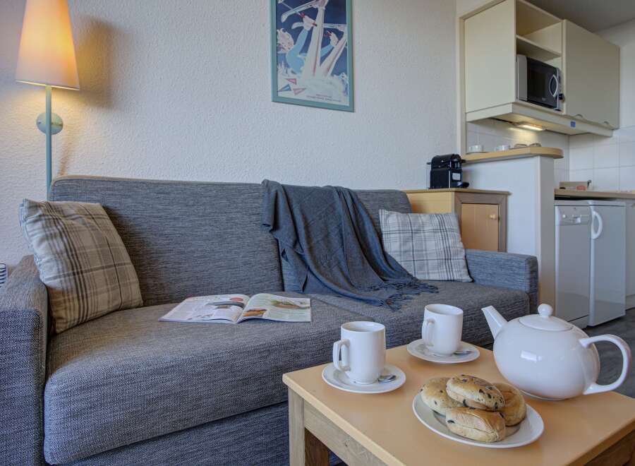 Cozy apartment featuring a comfortable sofa, perfect for relaxing after a day on the slopes.