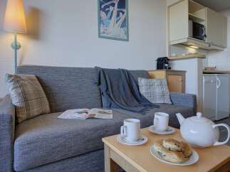 Cozy apartment featuring a comfortable sofa, perfect for relaxing after a day on the slopes.