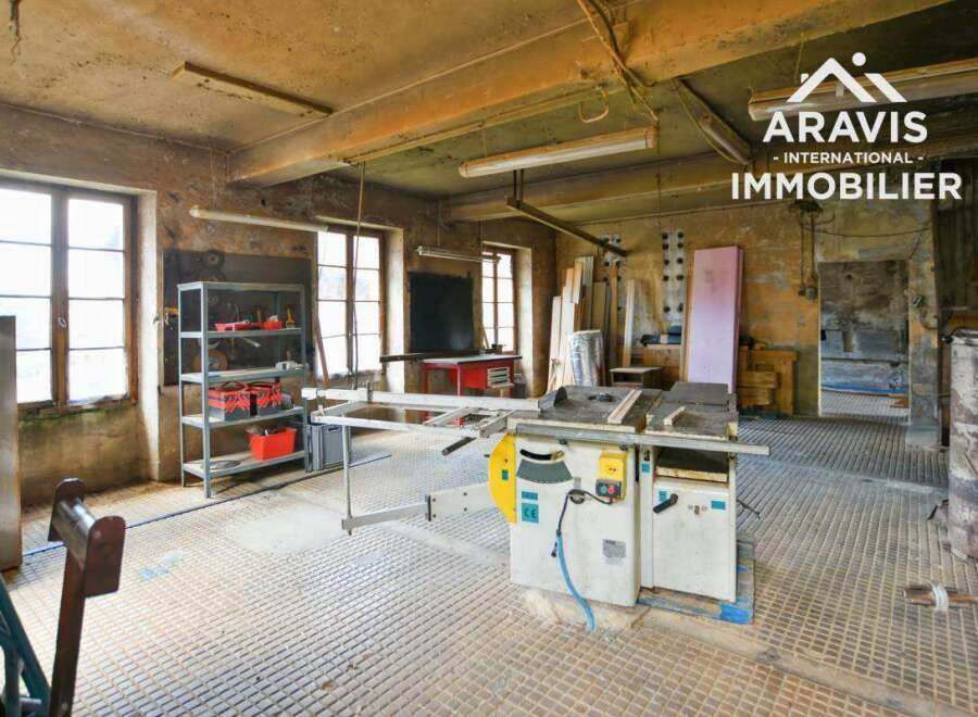 Discover this spacious workshop, perfect for artisans and craftspeople.