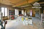 Discover this spacious workshop, perfect for artisans and craftspeople.