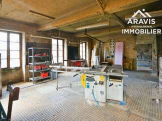 Discover this spacious workshop, perfect for artisans and craftspeople.
