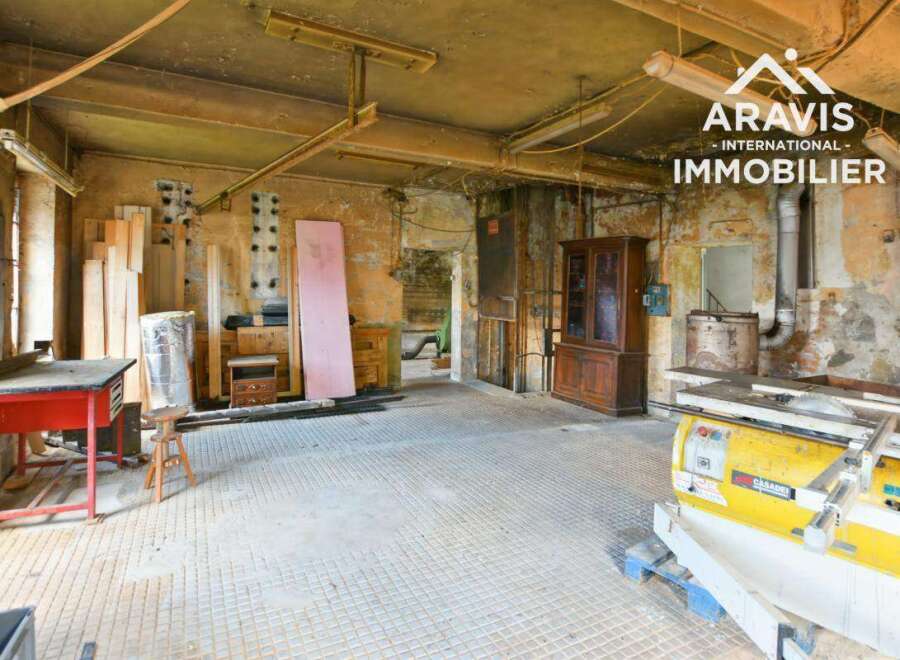 Discover this spacious industrial workshop, perfect for artisans and creators.