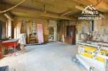 Discover this spacious industrial workshop, perfect for artisans and creators.