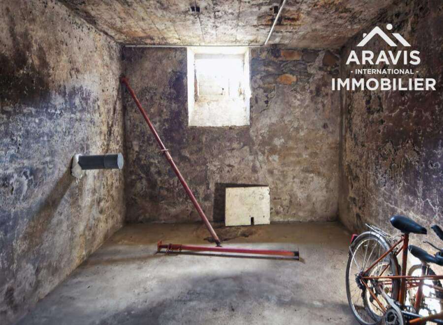 Discover this unique property featuring a spacious cellar, perfect for storage or a workshop.