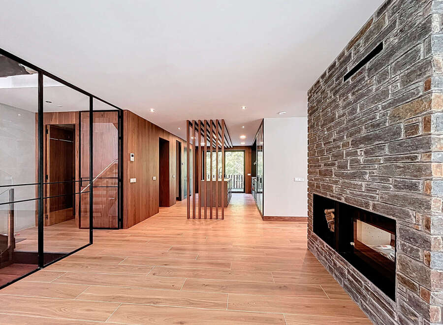 Step into luxury with this stunning property featuring a modern design and exquisite details.