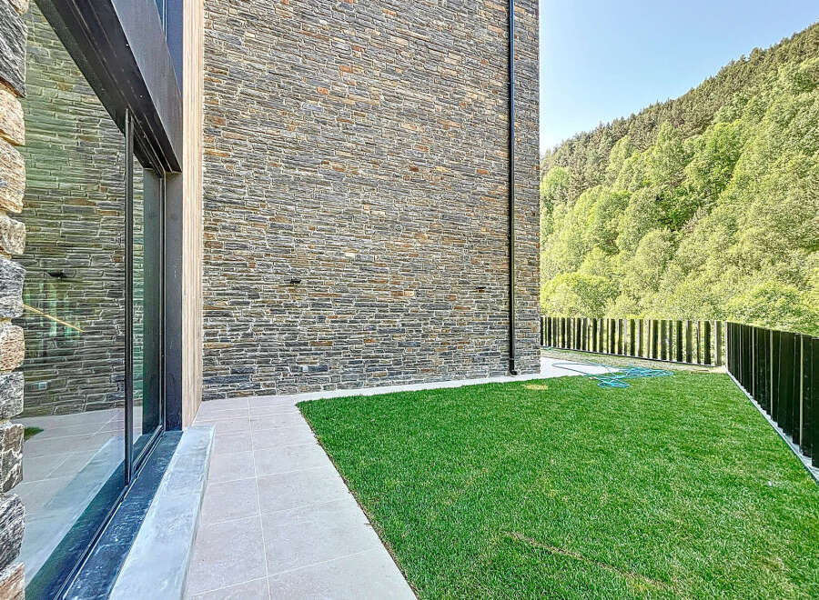 Discover modern luxury in this stunning property, featuring a sleek design and premium finishes.