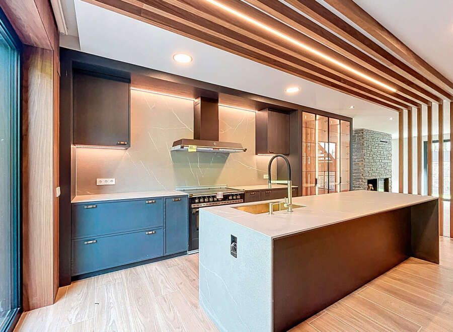 Discover modern luxury in this stunning kitchen.