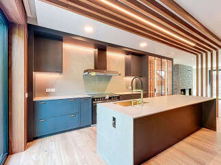 Discover modern luxury in this stunning kitchen.