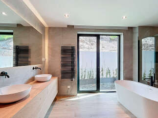 Indulge in the epitome of luxury with this stunning bathroom.