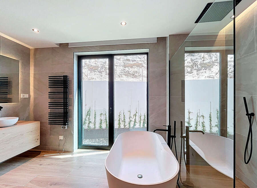 Indulge in the epitome of luxury with this stunning bathroom.
