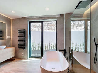 Indulge in the epitome of luxury with this stunning bathroom.