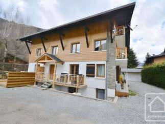 Discover this stunning property featuring a modern design and a prime location.