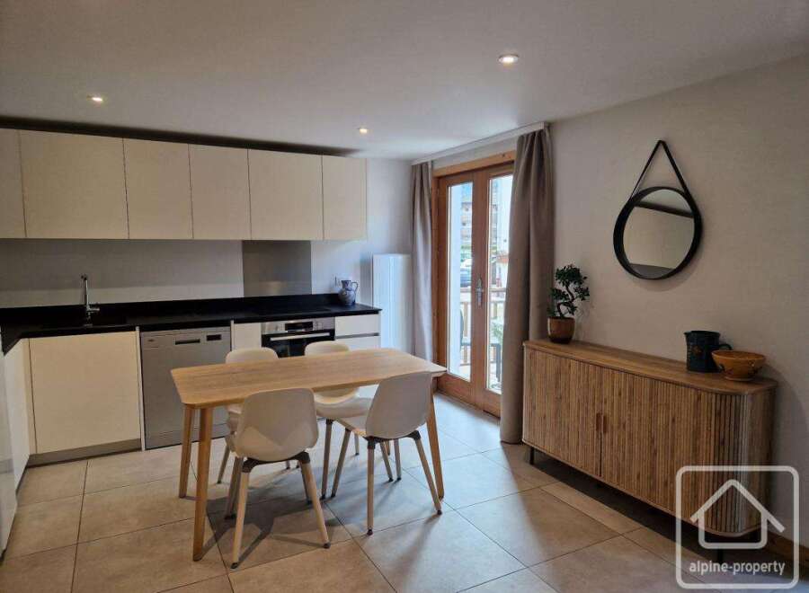 Discover this modern kitchen, perfect for culinary enthusiasts.