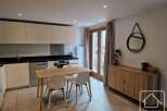 Discover this modern kitchen, perfect for culinary enthusiasts.