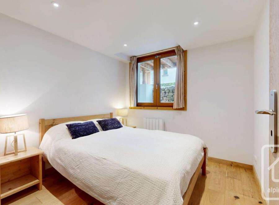 Discover the charm of this cozy bedroom, featuring a comfortable bed and inviting ambiance.