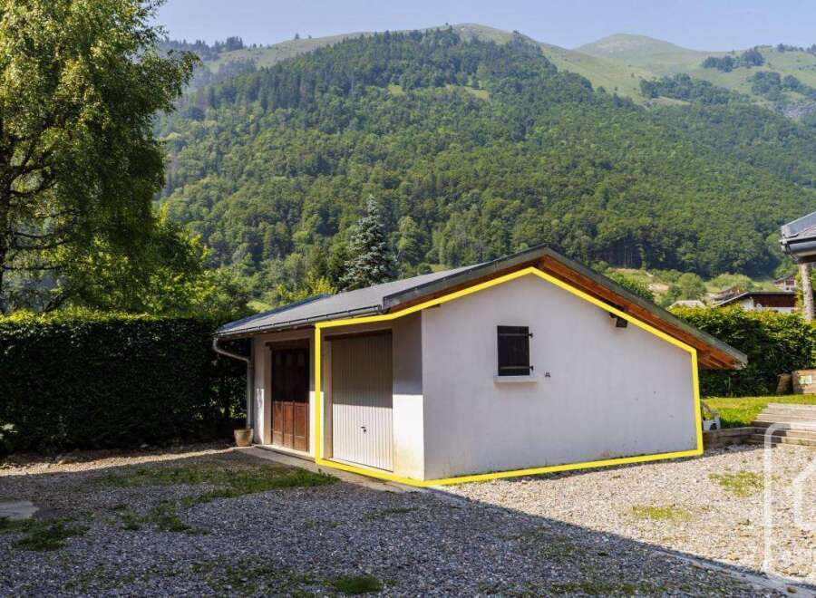Discover this charming property featuring a detached garage, perfect for storing vehicles or creating a workshop.