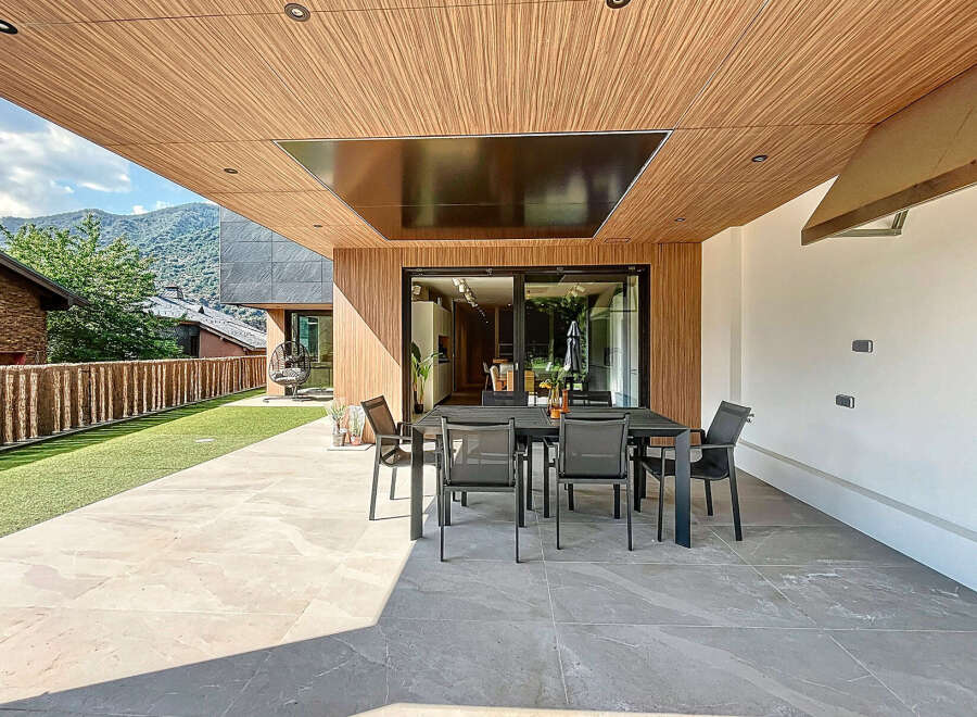 Experience luxury living in this stunning outdoor space.