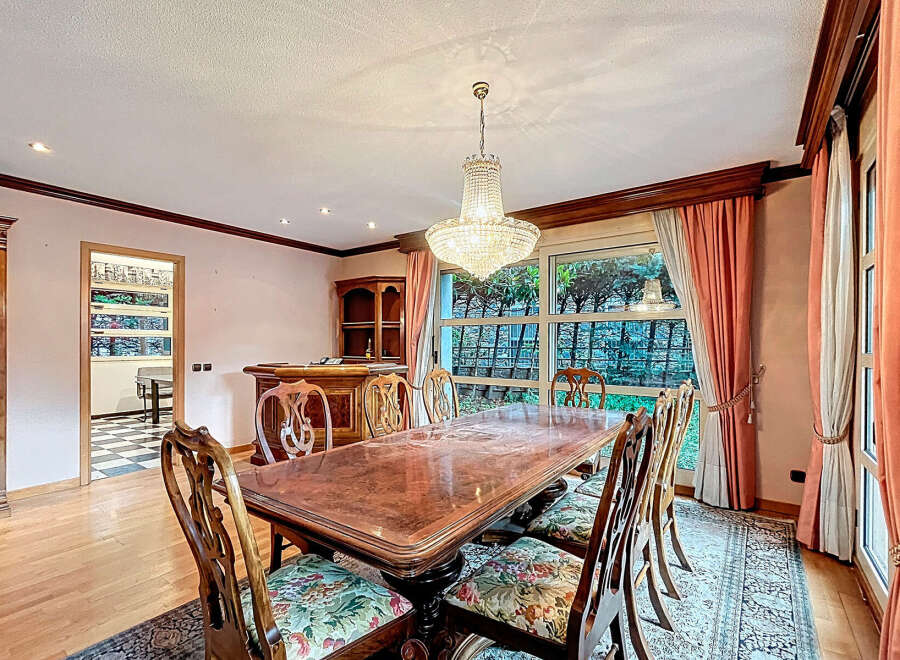 Elegant dining room featuring a stunning crystal chandelier, perfect for hosting memorable gatherings.