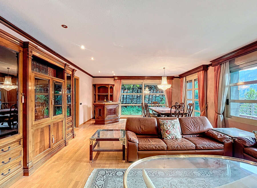 Elegant living space featuring a luxurious leather sofa and a stunning glass coffee table.