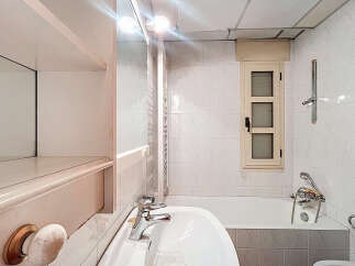 Discover a bright and functional bathroom.