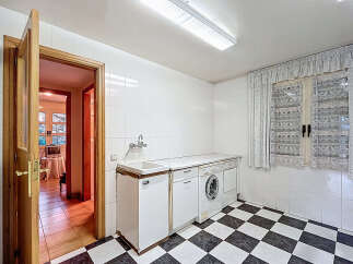 Discover this charming property featuring a well-equipped laundry room.