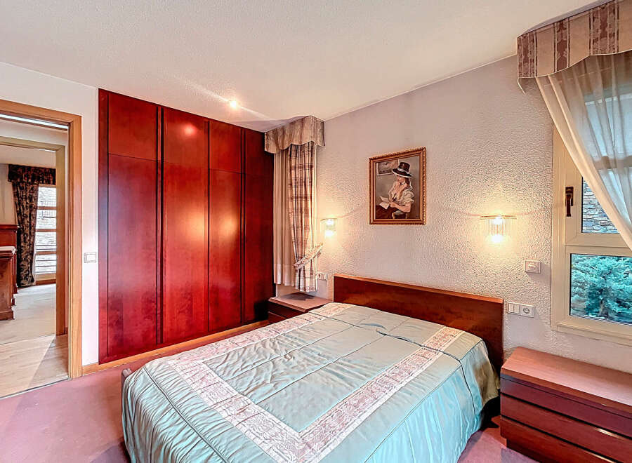 Discover a cozy bedroom with a touch of elegance.
