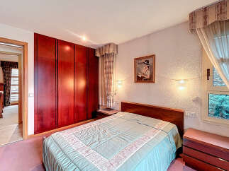 Discover a cozy bedroom with a touch of elegance.