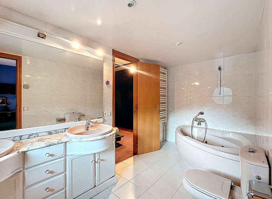 Discover a luxurious bathroom with a modern design.