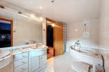 Discover a luxurious bathroom with a modern design.