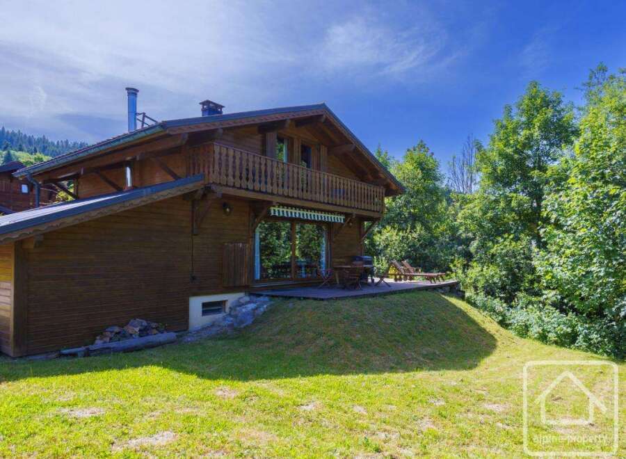 This is a charming wooden chalet boasting a spacious balcony and outdoor terrace, perfect for enjoying the surrounding greenery.