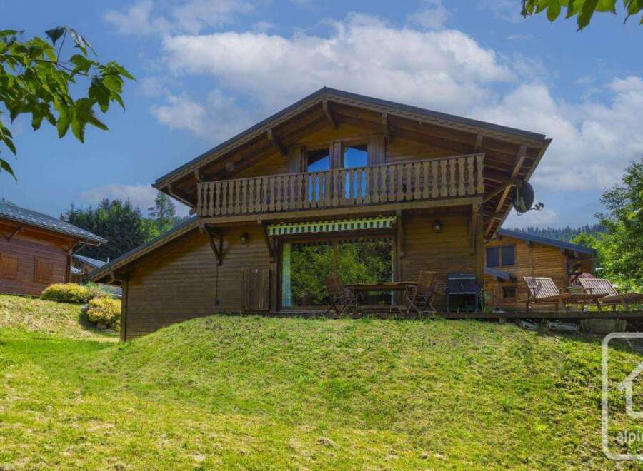 Discover this charming wooden chalet featuring a balcony and a spacious terrace.