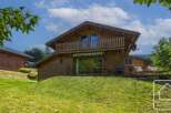 Discover this charming wooden chalet featuring a balcony and a spacious terrace.